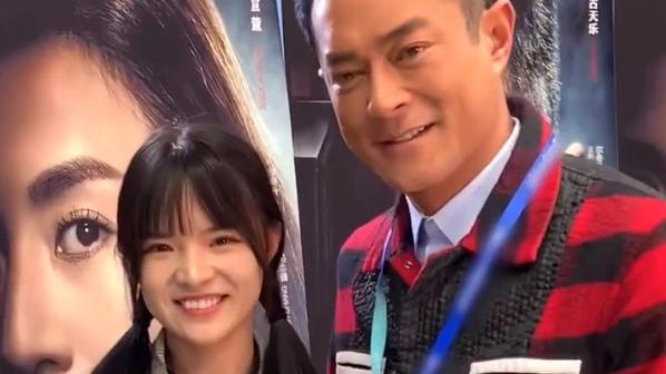 欧阳震华|网红七阿姨到底是何身份，竟可以撩倒那么多明星？本人回应了