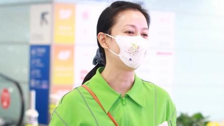 连体裤|倪虹洁素颜走机场，穿靓绿连体裤个性十足，却难掩面容憔悴