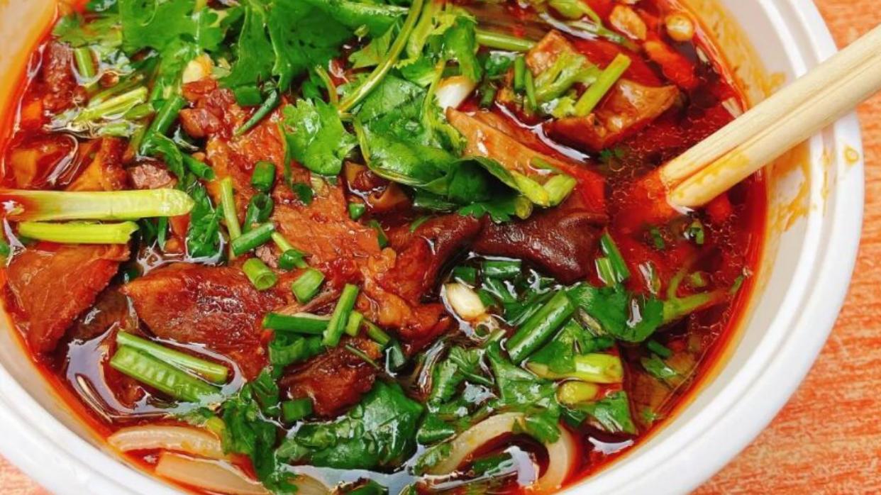 |武汉苍蝇馆子，环境差东西贵老板还特拽，客人却多得排队才能吃上