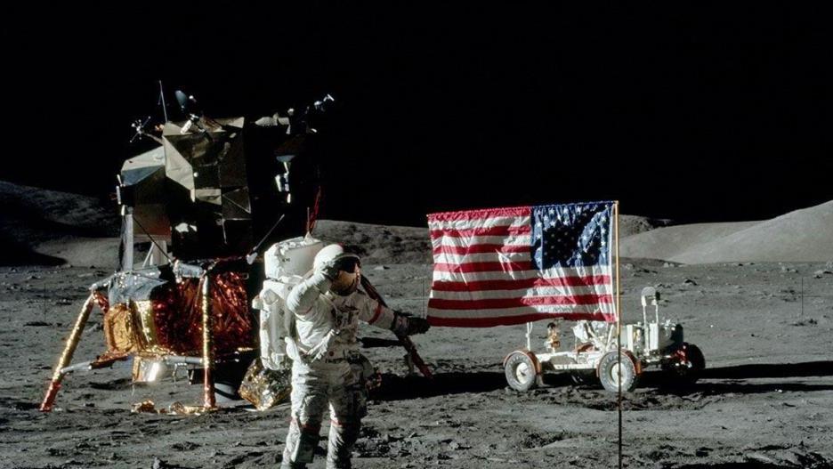 情微说 美国登月骗局再起？神十二航天员坐躺椅，他们下登月舱却生龙活虎