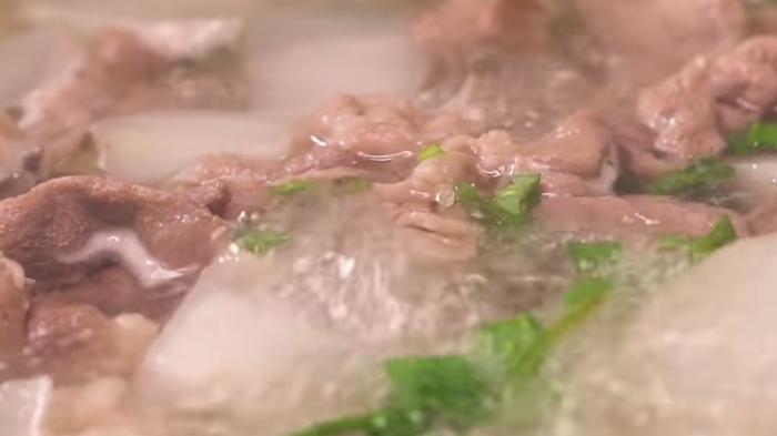 肥牛|两步就能完成的萝卜肥牛汤，鲜香味美有营养，老少皆宜的冬日美食