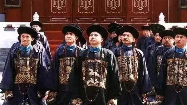 八仙不过海|为什么清朝官员参拜皇帝时要拍打两下袖子