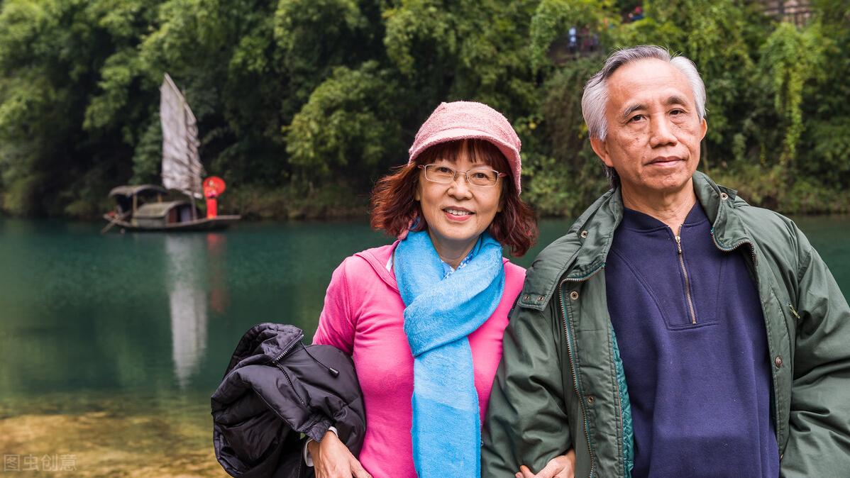 筱筱漫谈情感 55岁女人去旅游，不小心和男邻居发生关系，纠结要不要告诉老伴？