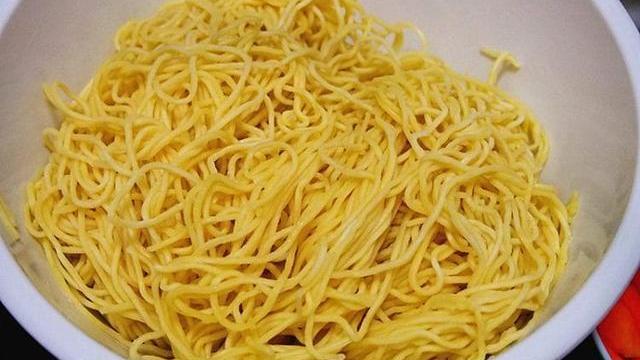 面条|炒面前为什么要把面条蒸一下？