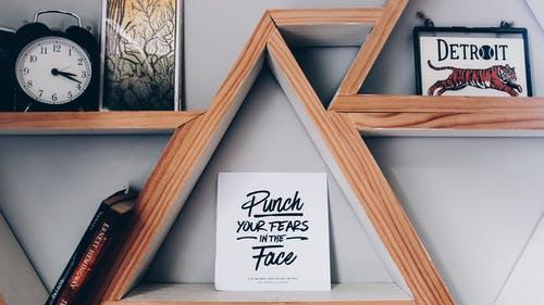 凌小麦 人到中年，别在朋友圈显摆这些东西了，其实很掉价