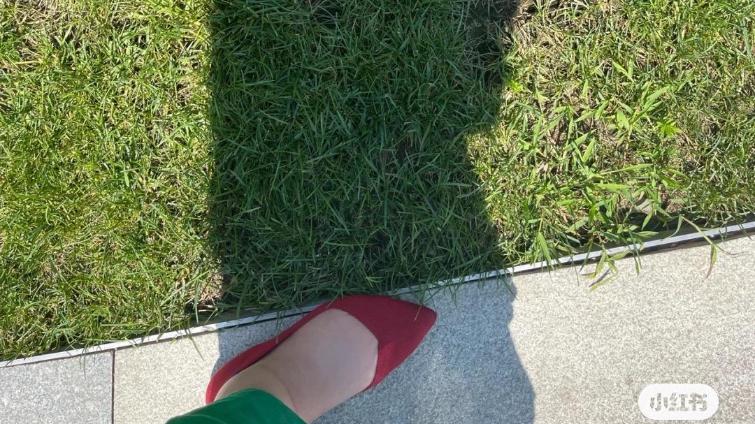 阿七聊|朱珠挺孕肚逛街，肚子大得像怀了双胞胎，既有母性美又有女性美