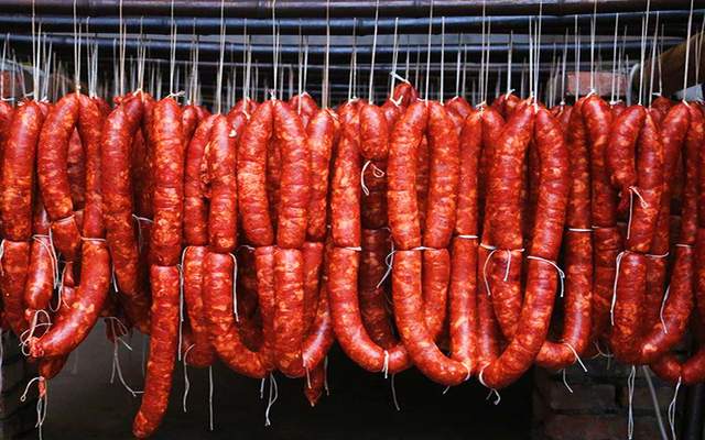 香肠|保存香肠，不要直接放冰箱了，学会这一招，留一年不发霉不变味