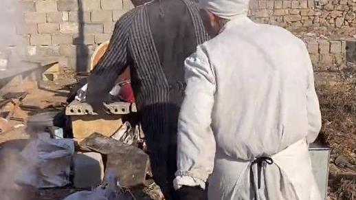 馄饨|山东大集上的露天小摊，76岁老夫妻35年只卖一道菜，6元1碗能吃饱