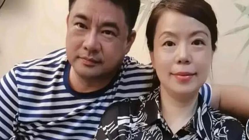 柠重呀 姚爸换了新发型，剪短发后发根苍白明显，对姚策可谓仁至义尽