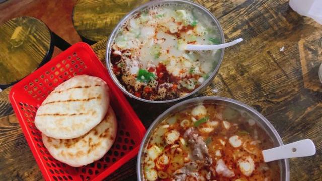 河南这家馆子，15元一碗全是肉，装修破旧卫生差，客人也赞不绝口