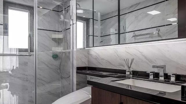 82 ㎡现代风格原厨房门和电视墙融为一体，开放客餐厅的空间