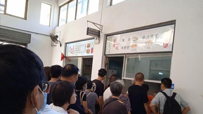 拉条子|咸阳30年食堂，几百号人一起吃饭太壮观，9元1盘炒拉条别处吃不到