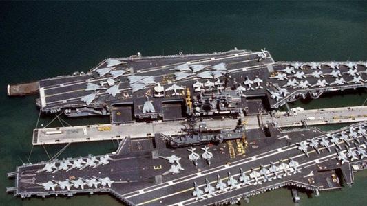 吴有情聊|8万吨航母突发大爆炸，数十架舰载机被炸成废铁，134名美军被烧死