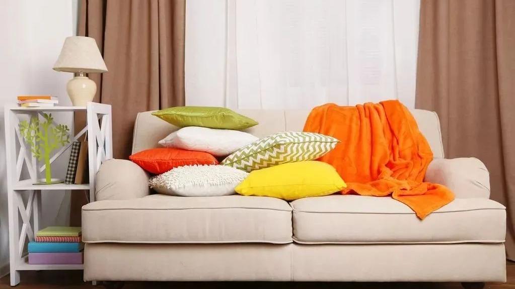 夫妻在沙发上放一“宝”，左财右官，富贵在手，家宅兴旺！