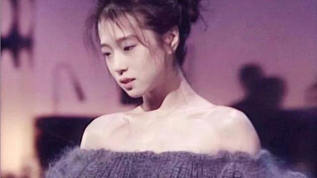 化妆师 为何给明星化妆，化妆师用“粉底刷”较多？看到妆容效果后明白了