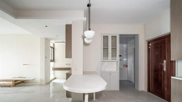 借隔墙延伸出悬空桌，用得好，一地能同时满足用餐、办公和阅读