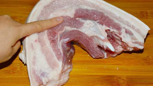 冬天了，保存猪肉放冰箱是大错，教你一个绝招，放一年不臭也不坏