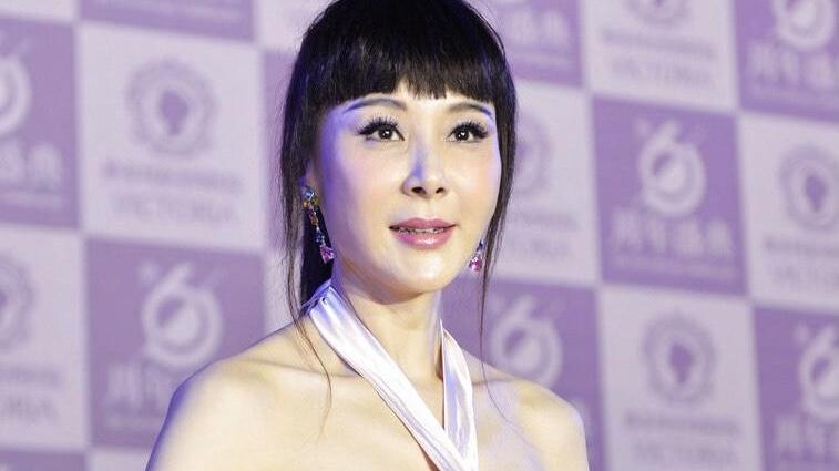 化妆 萧蔷换了发型好像换了张脸，从大波浪升级到齐刘海，又年轻了许多