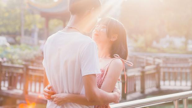 自知冷暖 女人想和你关系“进一步”，会有3个动心的小表现，老实人别不明白！