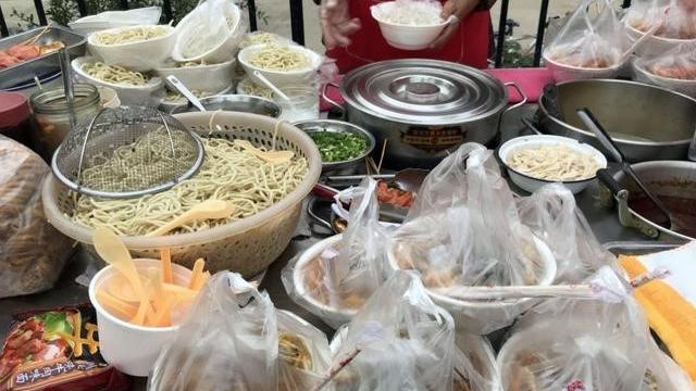 包子|街边卖早餐的都在碗外面套个塑料袋，盛的都是滚烫稀饭，有毒吗？