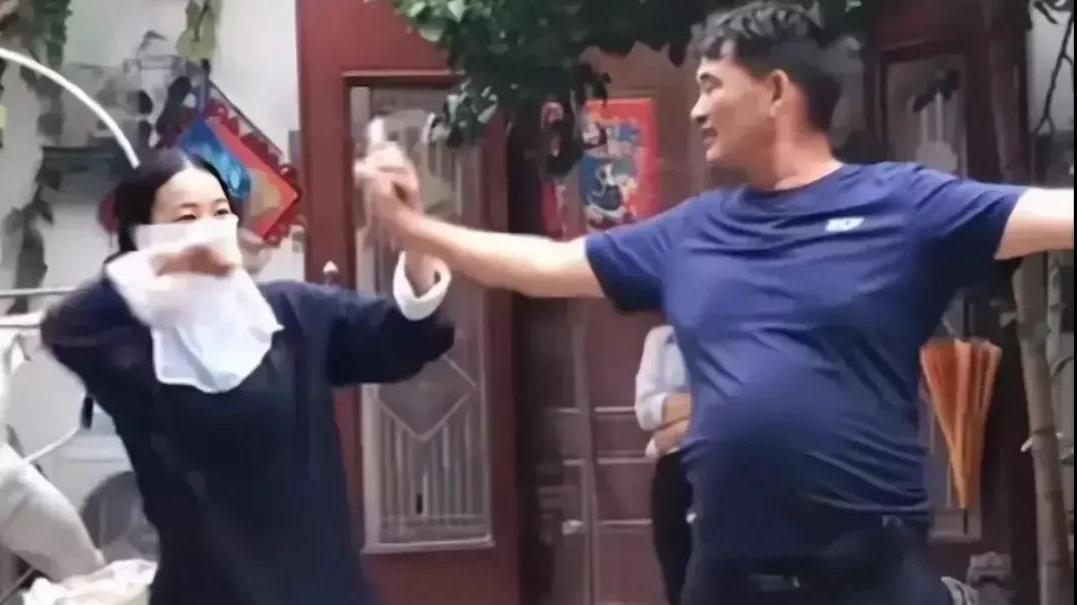 朱之文|网友喊话朱之文：与儿媳保持点距离，要有当公公的样子！