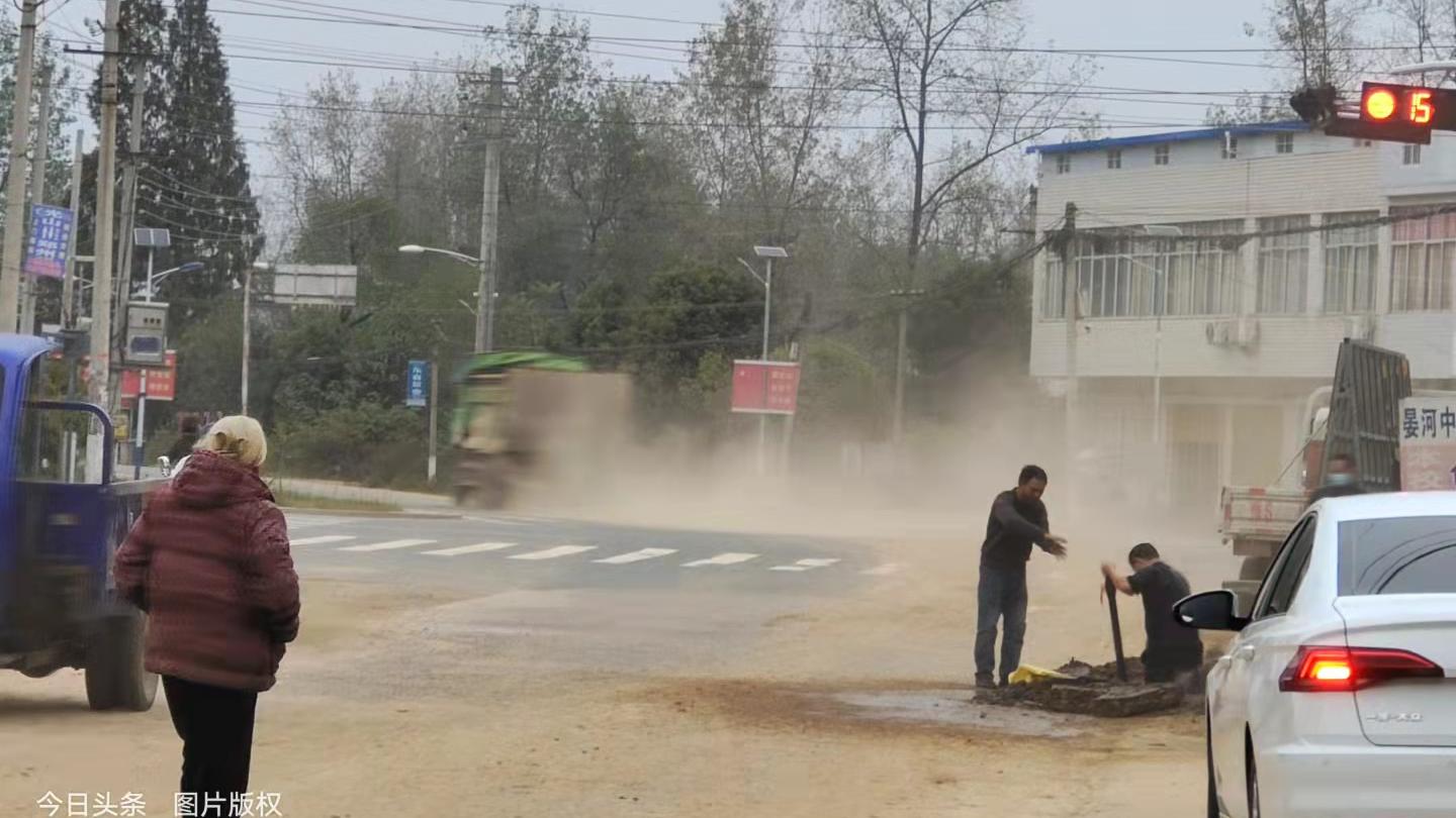 一路风景同行 光山县晏河乡的晏河，一处河床被挖坏损毁，河沙土被运至另一方