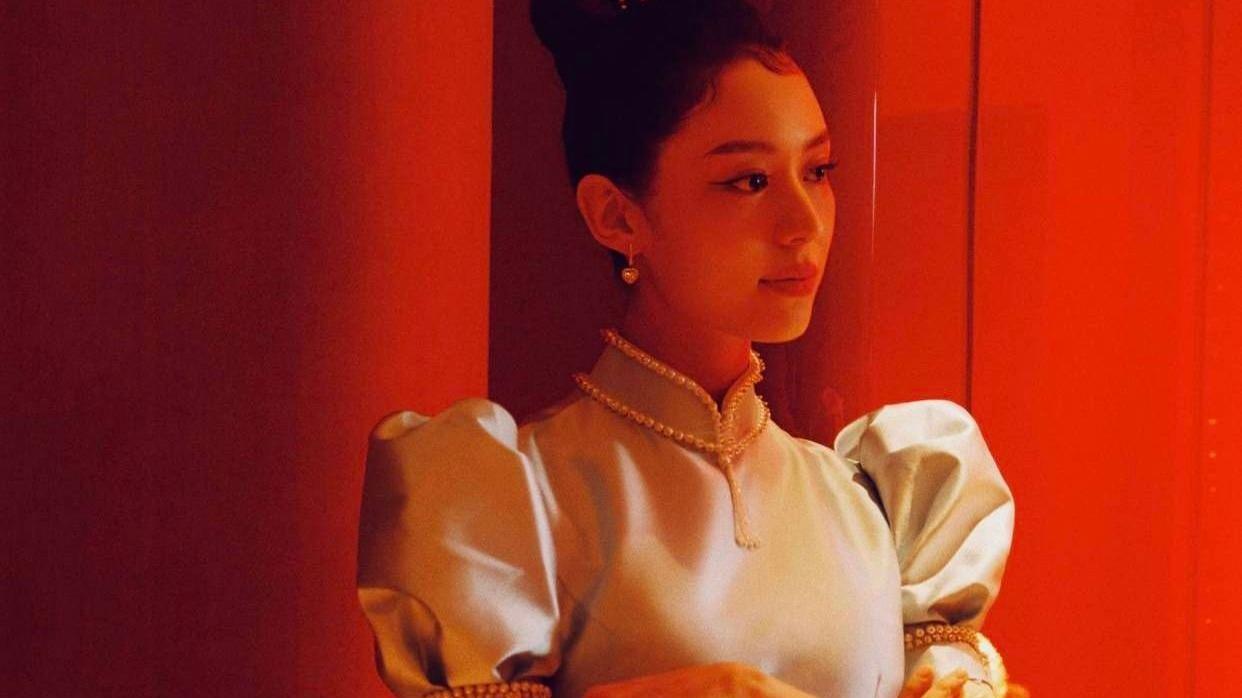 旗袍 吉娜也太刻意了，穿旗袍秀曲线美还不够，“蝴蝶结”发型更抢摬