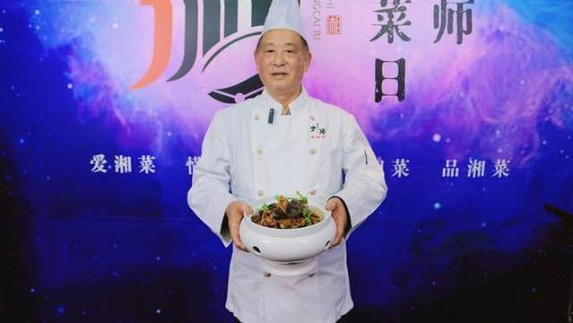 厨师|一道红煨水鱼就圈粉无数，湘菜大师现场传授烹制方法