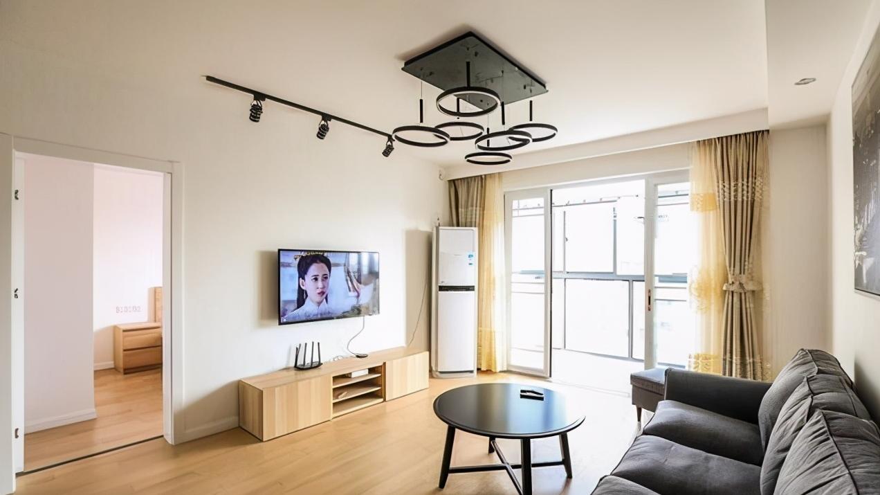 简约装修的新房入住，原木材料为主的设计更温馨，客厅效果最漂亮