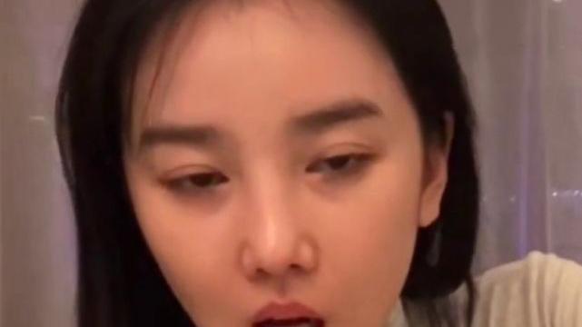 陈小纭|陈小纭“吃饭照”被疯传，为了吃饭不顾素颜出镜，不怕粉丝脱粉？