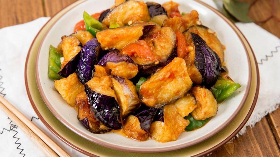 茄子|肉段搭配茄子，咸香味道十足，端上餐桌很快被抢光