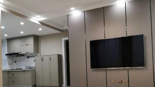 邻居家的新房硬装刚装好，忍不住过去偷瞄，全屋定制橱柜真大气