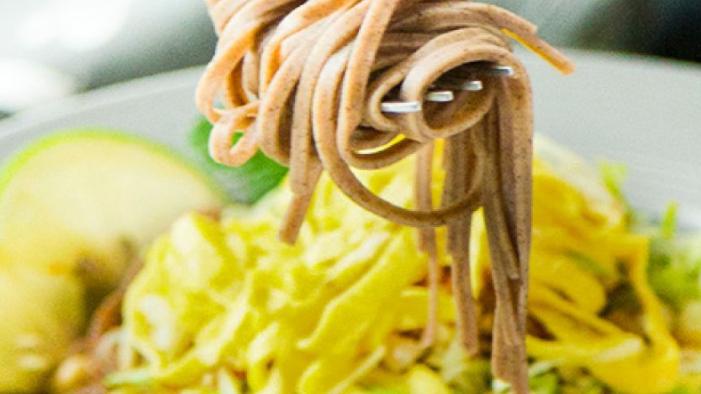 鱼子酱|荞麦面这样吃太美味，搭配茭瓜和鸡蛋皮，鲜香嫩滑，家人都爱吃