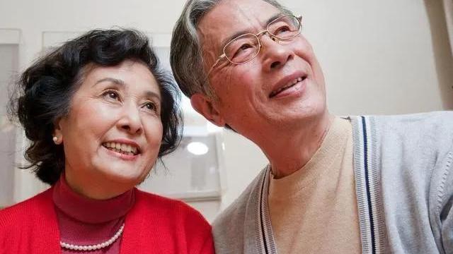 筱筱漫谈情感 大妈：不再婚不搭伙，不请保姆不去养老院，享受恋爱的感觉真好