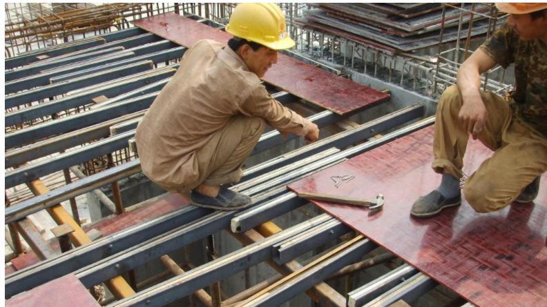 木工、架子工、钢筋工、建筑工他们的工资400一天，拿命赌明天