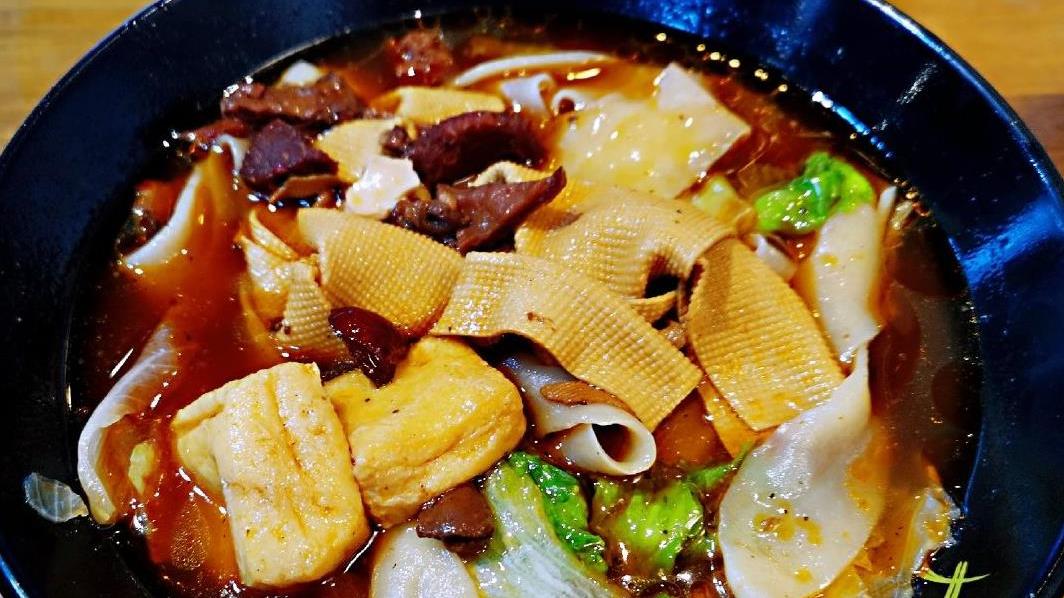 老板娘|安徽这家馆子，因老板娘颜值走红，7块一碗超值，老板娘亲自摔面