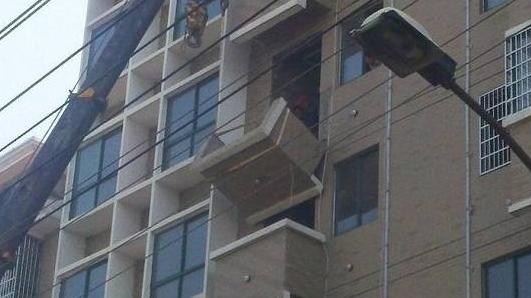 阳台万万别这样装修，太不安全了，老师傅见了都摇头说危险！