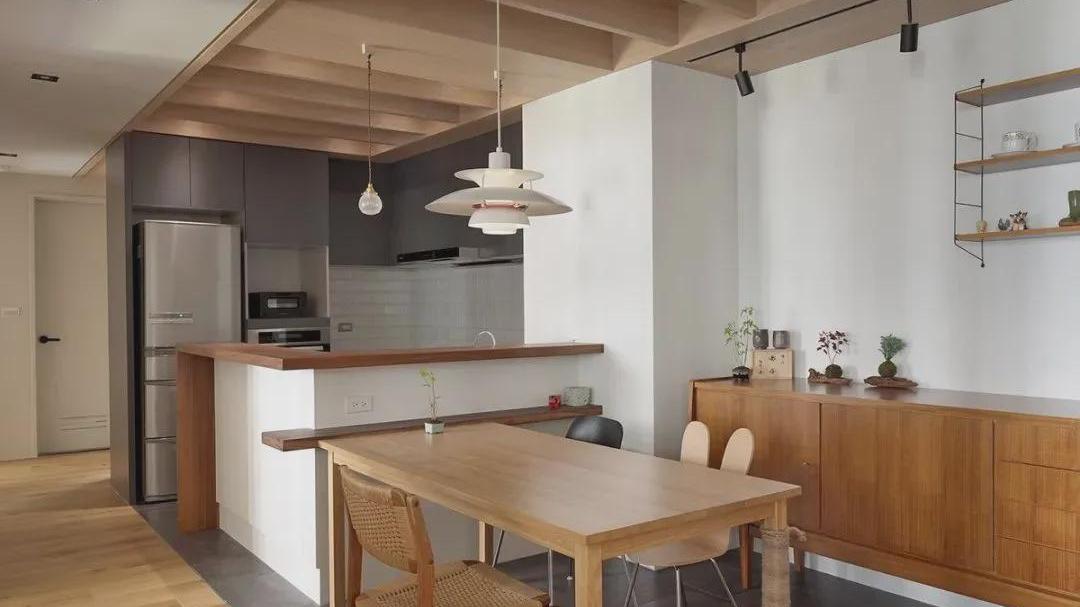 102㎡小黑屋，开窗“借”光，变身日式咖啡馆般的家！温暖复古…