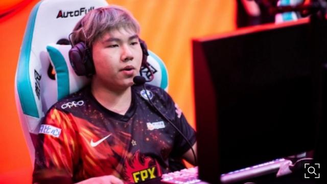 Doinb回家进行最后隔离，家中大豪宅已装修好？说话都带回音