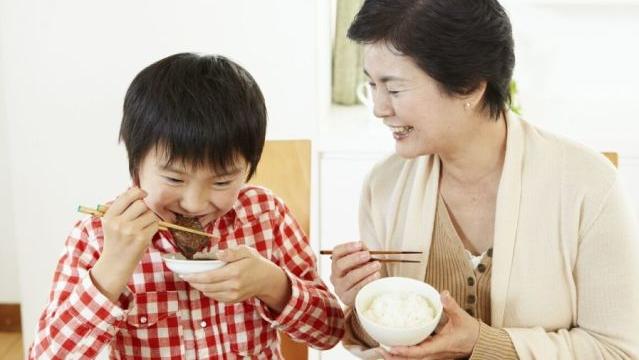 小小故事馆|6岁男娃被奶奶喂成“脾胃衰竭”，儿科医生：2种家长，好心办坏事