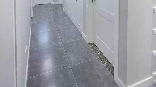 老婆坚持把衣柜装在“客厅走廊”，入住后真心实用，亲友纷纷效仿