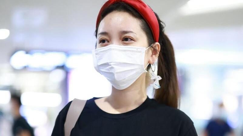 张新成|金莎果然有扮嫩的成本，素颜戴红色发带都甜美，穿T恤挺精致的