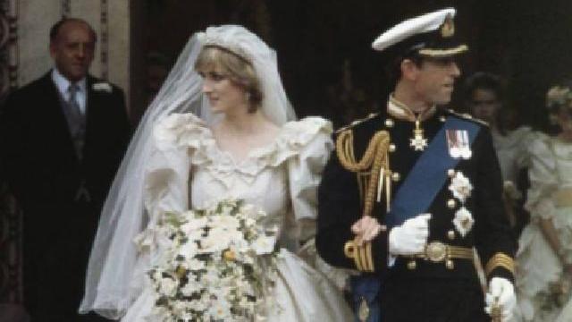 胡小小乖|39年前老照片：戴安娜和查尔斯甜蜜恩爱，人群中的卡米拉目露凶光