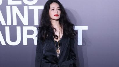 西装|舒淇不愧是氛围女神，身穿真丝西装露蕾丝内衣，红唇卷发别有风情