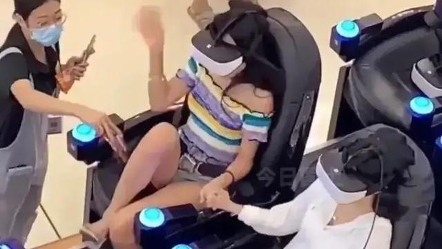 VR|广东：两名漂亮女孩玩VR机器，吓得尖叫，摘下眼镜后，现实更吓人