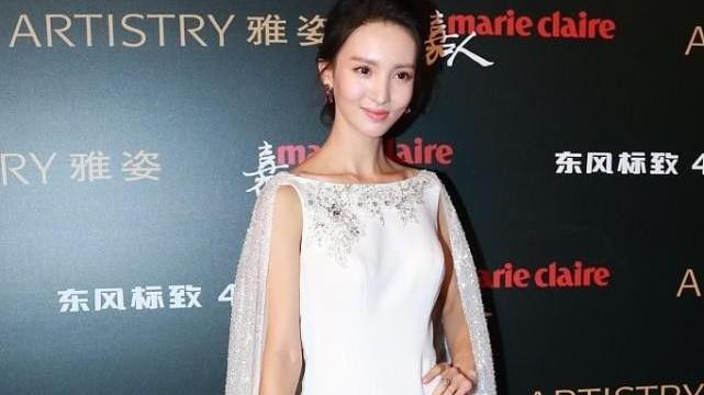 穿衣搭配|金晨的美和妆容分不开，这么老气的妆发造型，真挺显俗气的