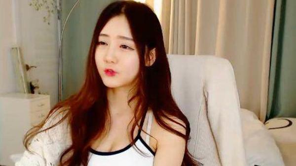 九天揽月月|家住18楼的老人离世，小区邻居不让坐电梯，孙子含泪从楼梯间背下去