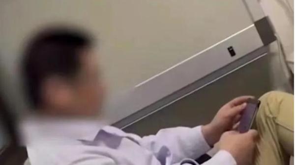 福州 男子割伤手指去医院求医，医生全程玩手机未抬头，男子辗转其他医院缝