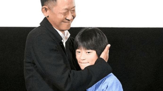他是老戏骨了，54岁苍老到认不出，今为12岁儿子复出！
