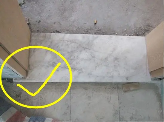 卫生间装门槛石要不要留耳朵 听师傅说完就秒懂 门套20年不受潮！